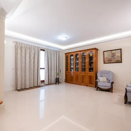 Royal Wilanow Spacious By Bookinghost *